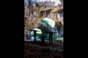 Devetàshka cave
