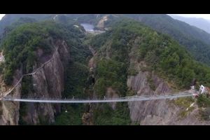Weltweit längste Glasbodenbrücke